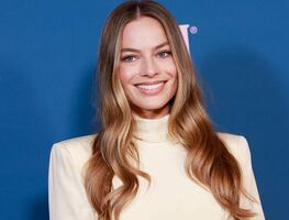 Margot Robbie derrocha elegancia con minivestido blanco en Los Ángeles