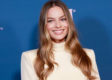 Margot Robbie derrocha elegancia con minivestido blanco en Los Ángeles