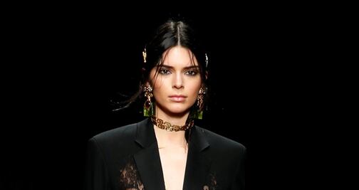 Kendall Jenner arrasa en Milán con braless y transparencias