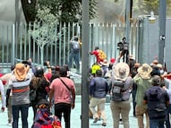 Maestros de CNTE desatan caos en la SEP; irrumpen por la fuerza y vandalizan instalaciones. VIDEO