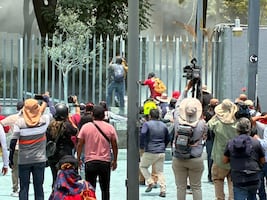 Maestros de CNTE desatan caos en la SEP; irrumpen por la fuerza y vandalizan instalaciones. VIDEO