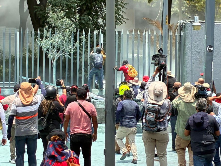 Maestros de CNTE desatan caos en la SEP; irrumpen por la fuerza y vandalizan instalaciones. Foto: EL UNIVERSAL / Luis Carlos Rodríguez