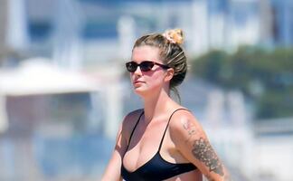 Ireland Baldwin 'rompe Instagram' con foto en bikini 'animal print'