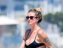 Ireland Baldwin 'rompe Instagram' con foto en bikini 'animal print'