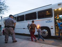 Texas envió a migrantes a Los Ángeles en plena alerta por tormenta "Hilary"