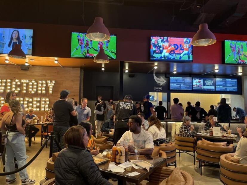 3 bares para ver deportes, divertirse y comer delicioso en Las Vegas 
