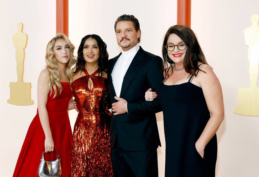 Salma Hayek y su hija Valentina Paloma Pinault posaron junto a Pedro Pascal. Foto: AFP
