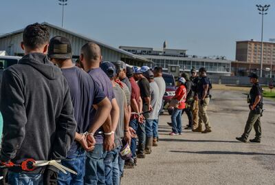 ICE detiene a 84 migrantes en redada masiva en hipódromo de Luisiana. VIDEO