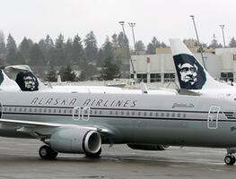 Expulsan a mujer por usar casco respiratorio en lugar de cubrebocas en avión