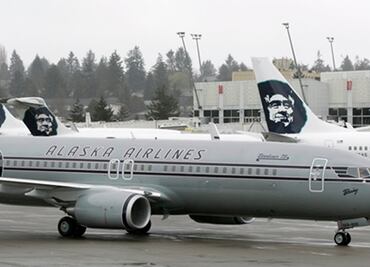 Expulsan a mujer por usar casco respiratorio en lugar de cubrebocas en avión