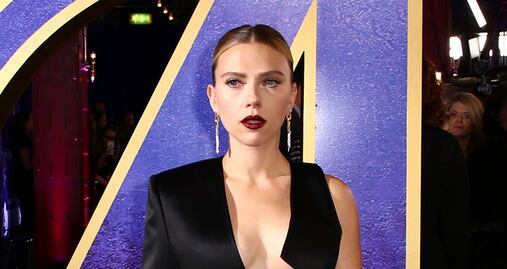 Scarlett Johansson luce arriesgado escote en evento de ‘Avengers: Endgame’