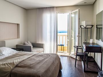 ¿Cómo encontrar cámaras escondidas en un hotel?