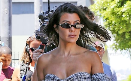 Kourtney Kardashian presume figura con microbikini en Palm Springs