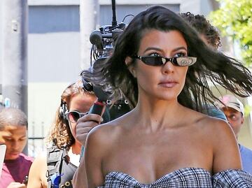 Kourtney Kardashian presume figura con microbikini en Palm Springs