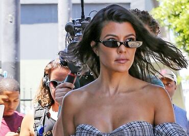 Kourtney Kardashian presume figura con microbikini en Palm Springs