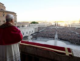 Papa León XIV: más de 150 mil fieles lo reciben en la plaza de San Pedro