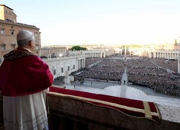 Papa León XIV: más de 150 mil fieles lo reciben en la plaza de San Pedro