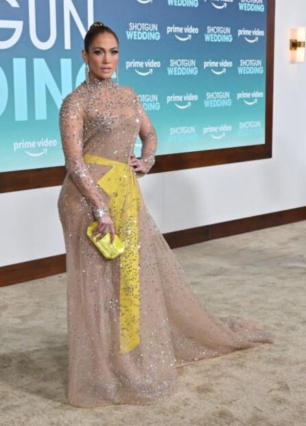 Jennifer Lopez impacta con vestido transparente y de lujo en Hollywood 