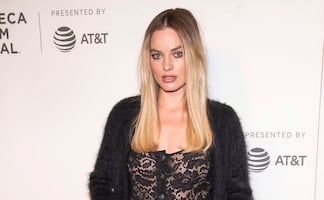 Margot Robbie irradia belleza con look rosa en rodaje de 'Barbie'