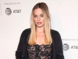 Margot Robbie irradia belleza con look rosa en rodaje de 'Barbie'