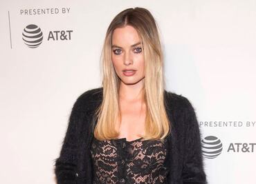 Margot Robbie irradia belleza con look rosa en rodaje de 'Barbie'