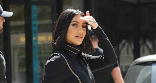 Kim Kardashian deslumbra con figura 'curvy' en ajustado conjunto negro