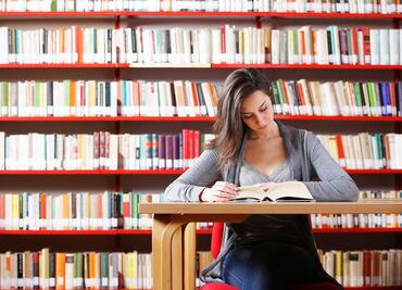 Nueva York ofrece becas universitarias a cambio de vacunación