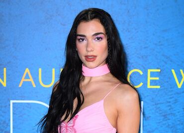 Dua Lipa se luce con minifalda traslúcida a bordo de yate en St. Barts