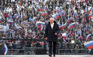 Putin asiste a acto patriotico en estadio ante 200 mil personas