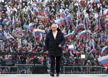 Putin asiste a acto patriotico en estadio ante 200 mil personas