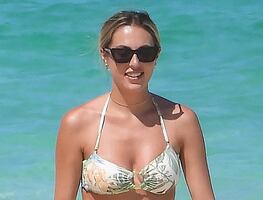 Hija de Sylvester Stallone conquista con vestido en la playa