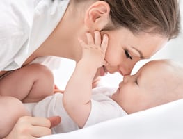 Bebé de madre vacunada nace con anticuerpos contra Covid-19