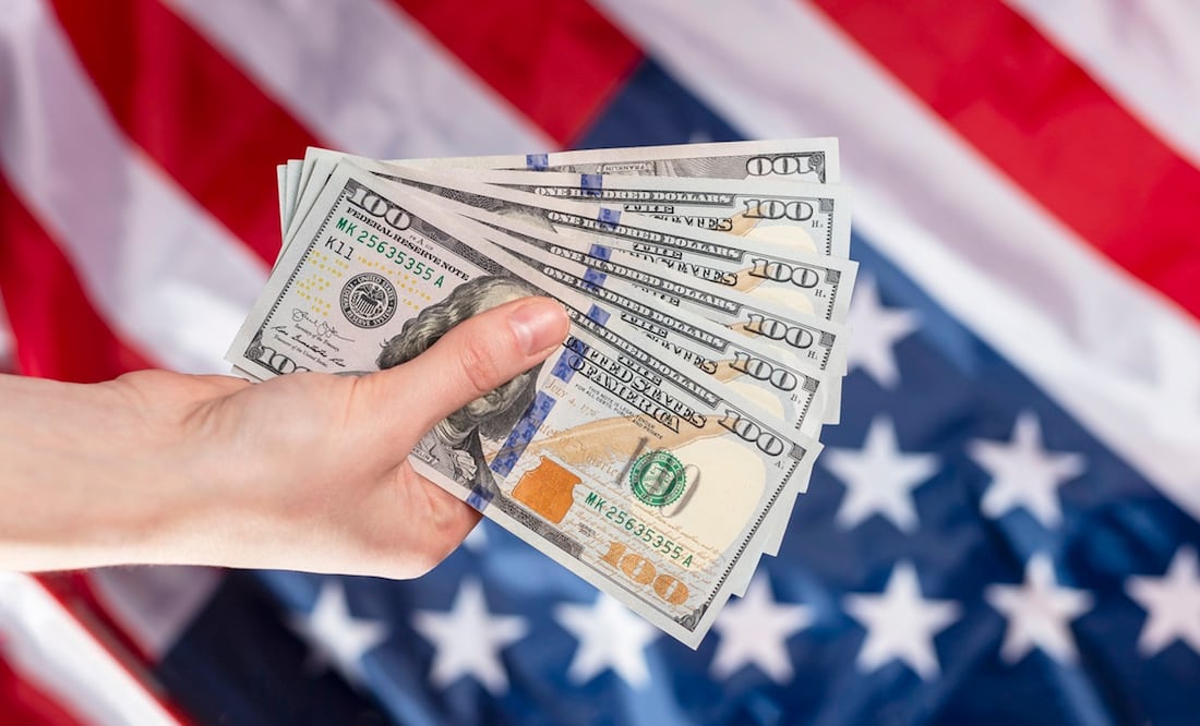 Dinero, visa americana: iStock/ valiantsin suprunovich