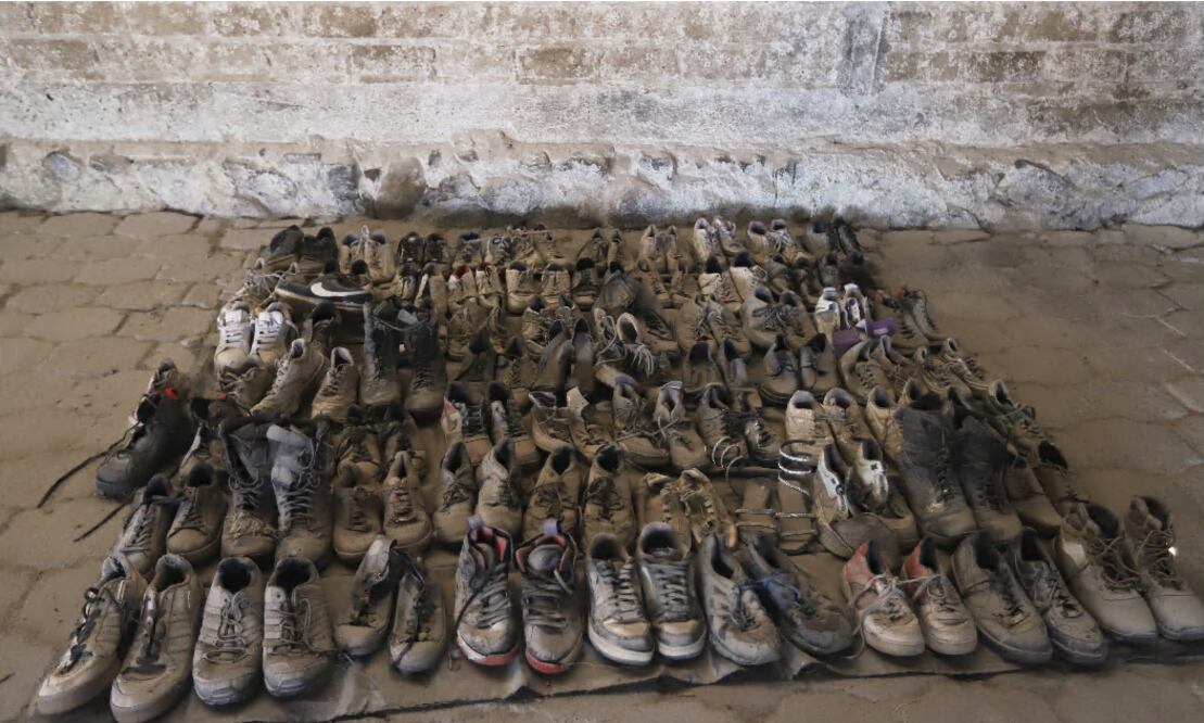 Esta fotografía, difundida por la Fiscalía General del Estado de Jalisco, muestra zapatos en el Rancho Izaguirre, donde también se hallaron restos óseos, en el municipio de Teuchitlán, Jalisco, el martes 11 de marzo de 2025. (Fiscalía General del Estado de Jalisco, vía AP)