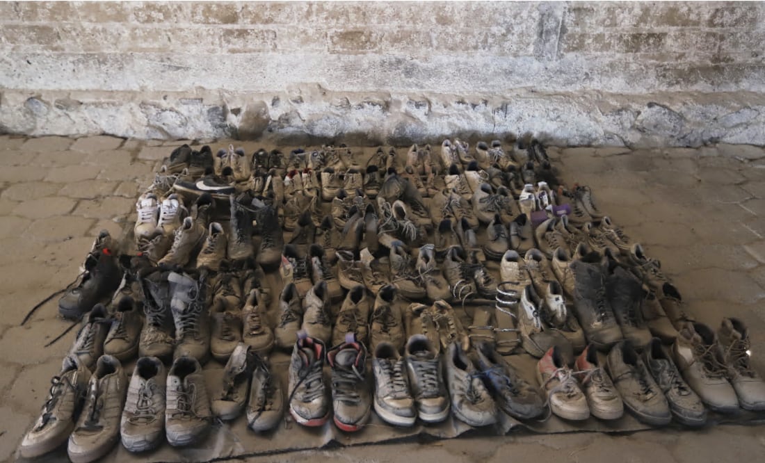 Esta fotografía, difundida por la Fiscalía General del Estado de Jalisco, muestra zapatos en el Rancho Izaguirre, donde también se hallaron restos óseos, en el municipio de Teuchitlán, Jalisco, el martes 11 de marzo de 2025. (Fiscalía General del Estado de Jalisco, vía AP)