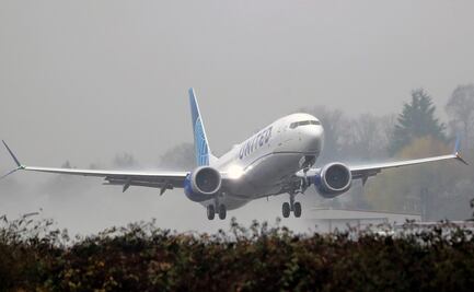 Pasajero filma llamas saliendo de motor en avión de United