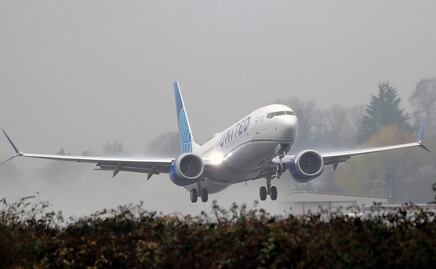 Pasajero filma llamas saliendo de motor en avión de United