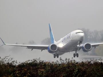 Pasajero filma llamas saliendo de motor en avión de United