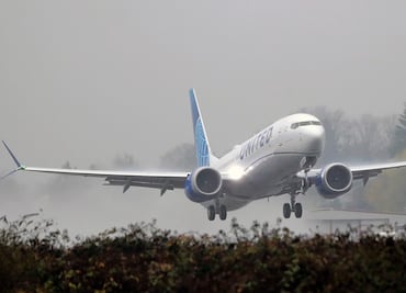 Pasajero filma llamas saliendo de motor en avión de United