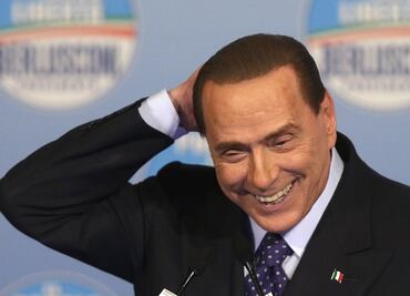 Berlusconi escandaliza; promete un “bus” de prostitutas para motivar a futbolistas