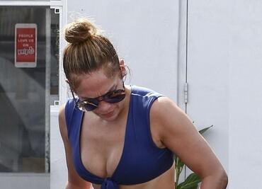 Jennifer Lopez presume sus músculos con micro top en Miami