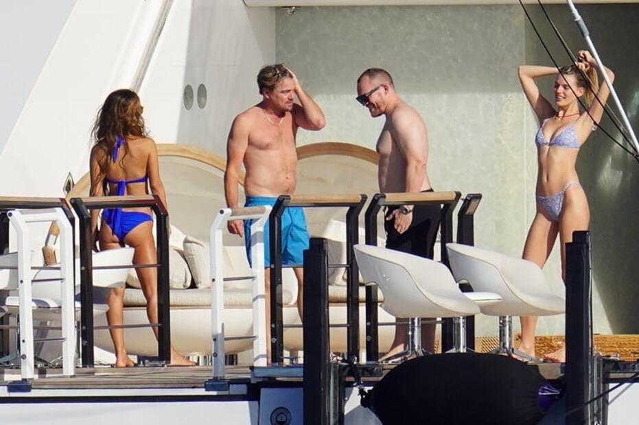 Captan a Leonardo DiCaprio, de 48 años, con supermodelos en St. Barts 