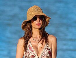 Alessandra Ambrosio arranca suspiros con traje de baño en playa de Tulum
