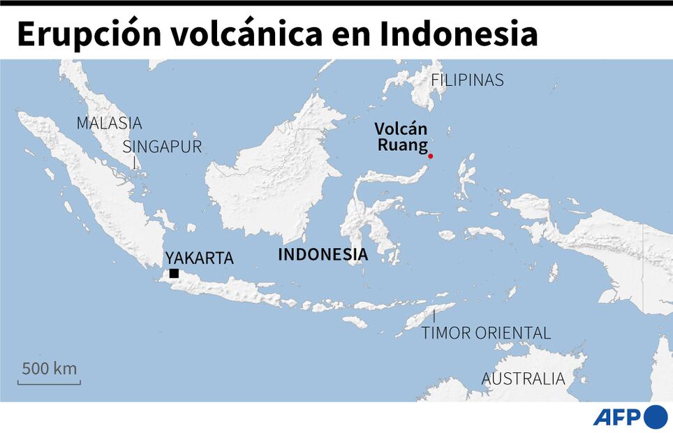 ¡Alerta roja! Volcán Ruang en Indonesia entra en erupción, evacuaciones de miles en curso. MAPA (Photo by John SAEKI / AFP)