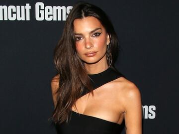 Emily Ratajkowski conquista una vez más con mini bikini