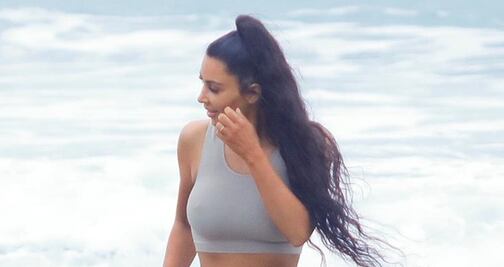 Kim Kardashian conquista Bahamas con traje de baño plateado
