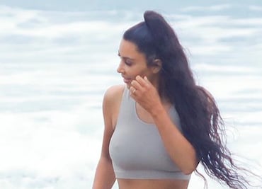 Kim Kardashian conquista Bahamas con traje de baño plateado