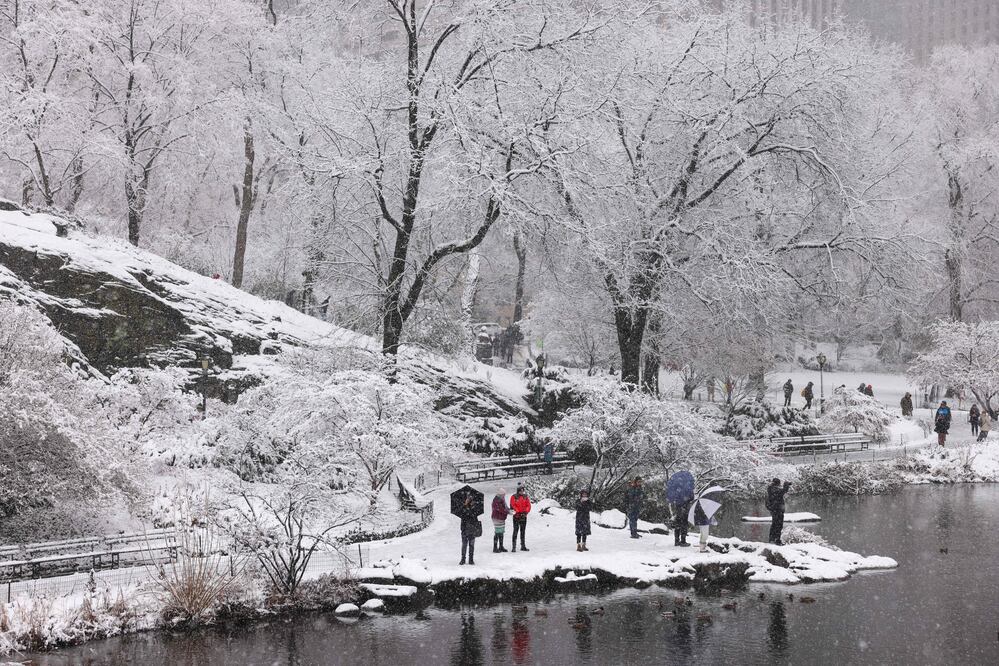 Nieve paraliza Nueva York: Tormenta interrumpe transportes y actividades. FOTOS (Photo by Yuki IWAMURA / AFP)