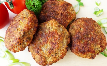 Retiran 44 toneladas de pollo para hamburguesa por contener “materias extrañas”