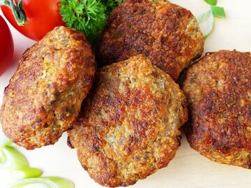 Retiran 44 toneladas de pollo para hamburguesa por contener “materias extrañas”